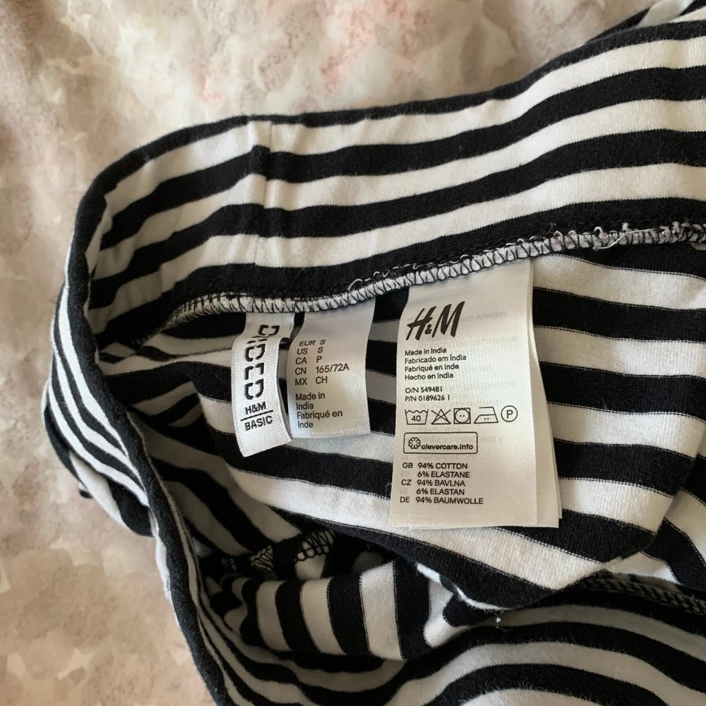 H&M Stripped Black and White Skater skirt